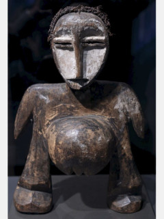 Маски и статуэтки народа Lega в музее на Набережной Бранли