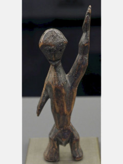 Маски и статуэтки народа Lega в музее на Набережной Бранли