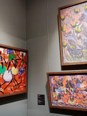 На выставке представлены картины и керамика в стиле Пото-Пото