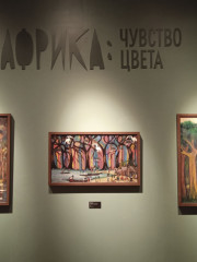 На выставке представлены картины и керамика в стиле Пото-Пото