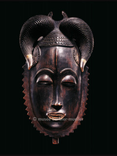 Фотографии африканских масок из музея Барбье-Мюллера