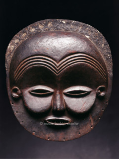 Фотографии африканских масок из музея Барбье-Мюллера