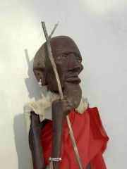 Африканская статуэтка человека из дерева высотой 90 см