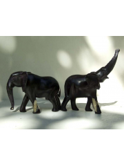 Фигурки двух слоников из дерева с поднятым и опущенным хоботом