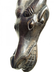Африканская маска быка из Камеруна, используемая при обрядах инициации