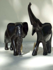 Фигурки двух слоников из дерева с поднятым и опущенным хоботом