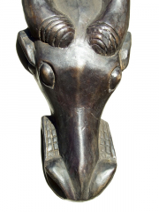Африканская маска быка из Камеруна, используемая при обрядах инициации