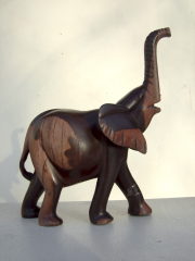 Статуэтка африканского слона из дерева, тонированная