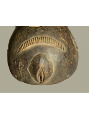 Африканская нательная маска Punu изображающая живот беременной