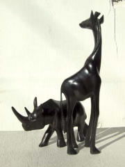 Статуэтка носорога и жирафа из дерева. Сделана в Африке (Кения)