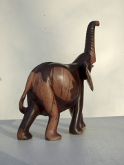 Статуэтка африканского слона из дерева, тонированная