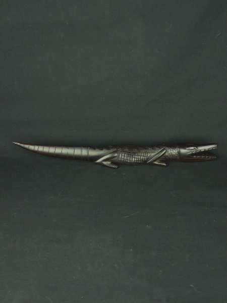 Фигурка африканского крокодила из твердой породы дерева