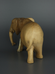 Статуэтка африканского слона из дерева с опущенным хоботом