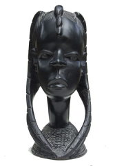 Статуэтка девушки из черного дерева. Страна происхождения, вероятно, Ангола. Высота 25 см. 