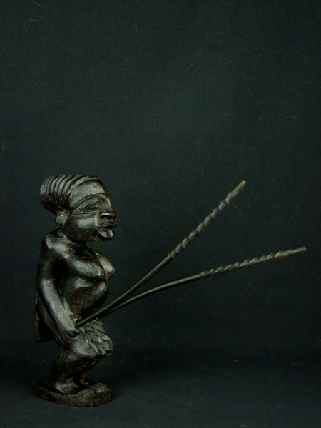 Купить статуэтку барабанщицы африканки из твердого и тяжелого дерева