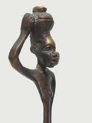 Статуэтка африканской женщины из бронзы "Все в дом" с кувшином на голове