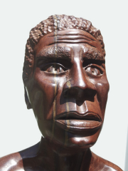 Купить большую африканскую статуэтку из красного дерева "Освобождение"