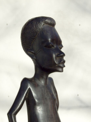 Фигурки африканцев - мужчины и женщины из твердого дерева