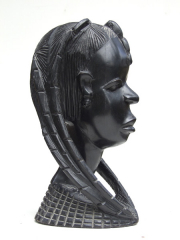Статуэтка девушки из черного дерева. Страна происхождения, вероятно, Ангола. Высота 25 см. 