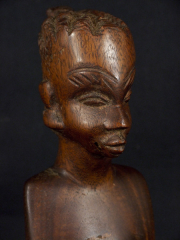 Статуэтка африканской девушки "Отличница" из красного дерева. Высота 15 см