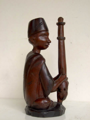 Статуэтка из красного дерева Музыкант 