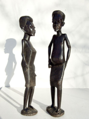 Фигурки африканцев - мужчины и женщины из твердого дерева