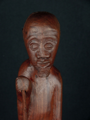 Фигурка мужчины африканца из красного дерева "Собиратель"