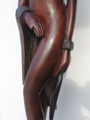 Крупная статуэтка из красного дерева «Муза»
