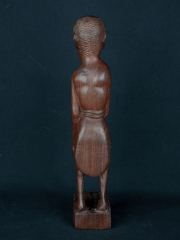 Фигурка мужчины африканца из красного дерева "Собиратель"