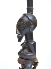 Культовая фигура силы женщины народности Songue