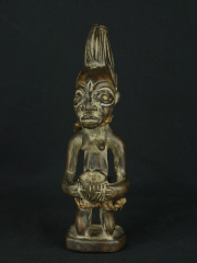 Статуэтка женщины народности Йоруба на коленях с горошком
