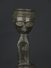 Кубок силы народности Hemba в виде статуэтки женщины со змеей