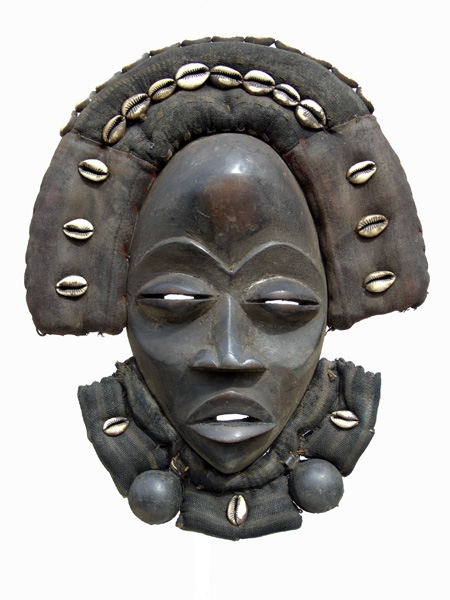 Африканская маска Dan Deangle с раковинами каури и бисером