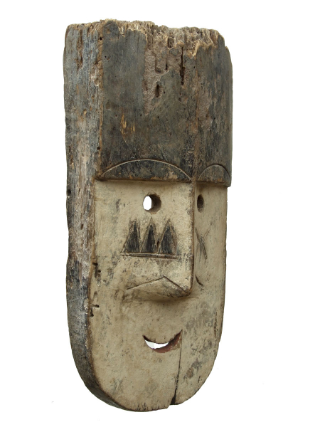 Красивая африканская маска народности Fang с признаками преклонного возраста