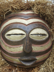 Ритуальная маска Kifwebe народности Songye (Конго) с традиционной резьбой