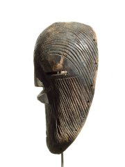 Африканская маска тайного общества Kifwebe, которое в Конго выполняло функции полиции