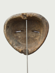 Африканская маска в форме сердца народности Kwele (Габон)
