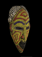 Купить африканскую церемониальную маску с бисером народности Bamun