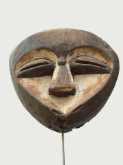 Африканская маска в форме сердца народности Kwele (Габон)