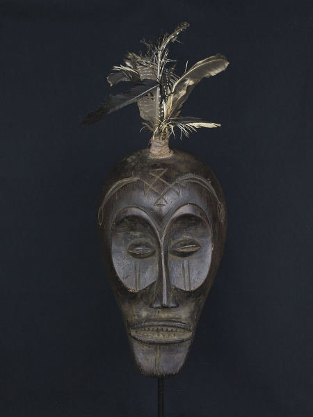 Красивая маска народности Chokwe с перьями