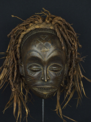 Эффектная африканская маска Chokwe