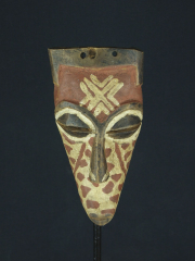 Небольшая маска из дерева народности Biombo 