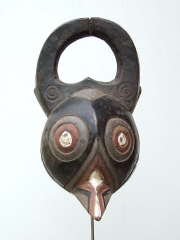 Ритуальная маска народности Nuna, изображающая птицу - покровителя семьи (тотем)