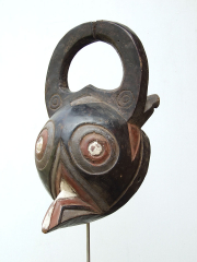 Ритуальная маска народности Nuna, изображающая птицу - покровителя семьи (тотем)