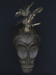 Красивая маска народности Chokwe с перьями