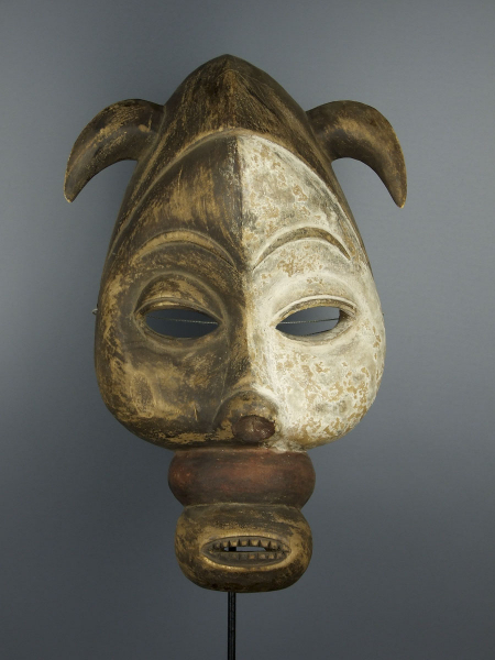 Африканская маска народности Ibibio. Страна происхождения - Нигерия. Высота 40 см, ширина 26 см.