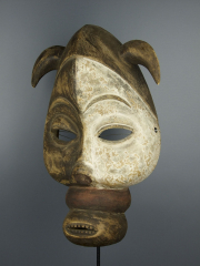 Африканская маска народности Ibibio. Страна происхождения - Нигерия. Высота 40 см, ширина 26 см.