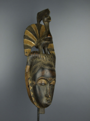Классическая африканская маска из дерева Baule с птицей