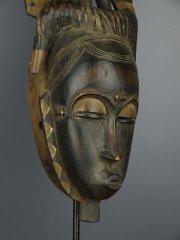 Классическая африканская маска из дерева Baule с птицей