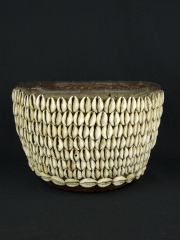 Плетеная чаша с раковинами каури из Африки